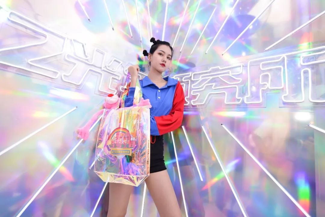 时下至hit的打卡点统统都在这个彩虹色的快闪展览活动，张张都是大片