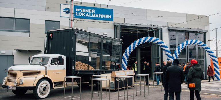 公交线路为社区的年轻人和老年人策划了一场别致的开通仪式活动