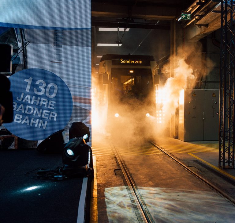 公交线路为社区的年轻人和老年人策划了一场别致的开通仪式活动