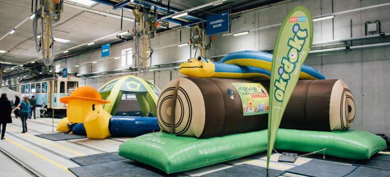 公交线路为社区的年轻人和老年人策划了一场别致的开通仪式活动