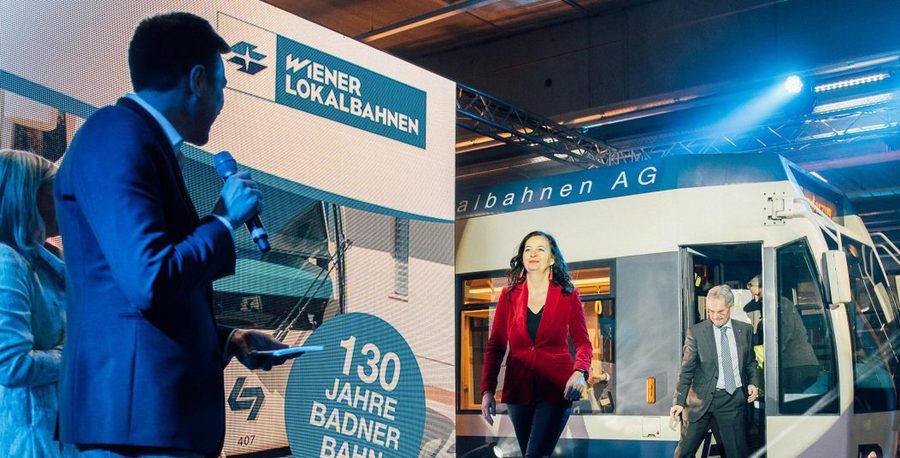 公交线路为社区的年轻人和老年人策划了一场别致的开通仪式活动