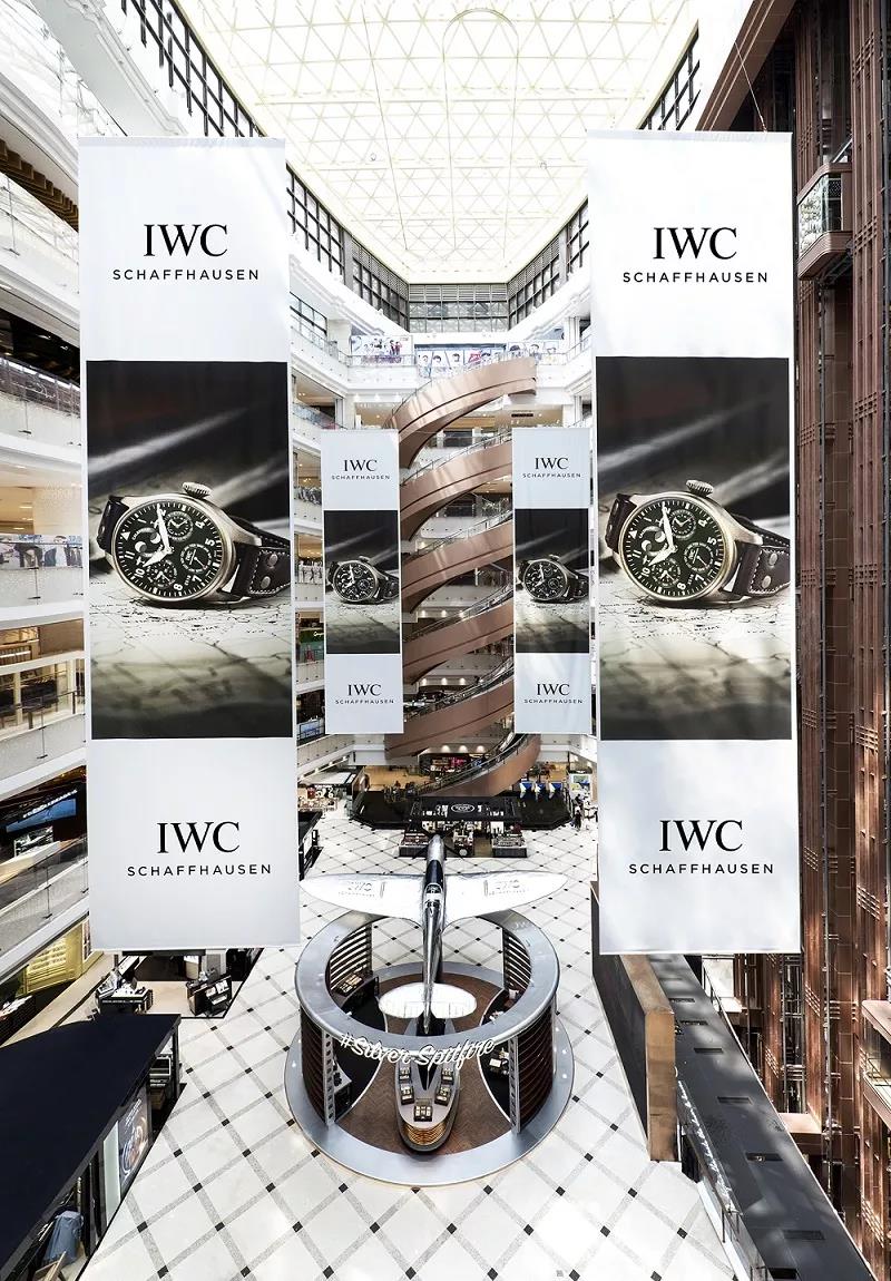 快闪展览活动竟策划了一架银翼喷火战斗机，高贵雅致与机械质感扑面而来