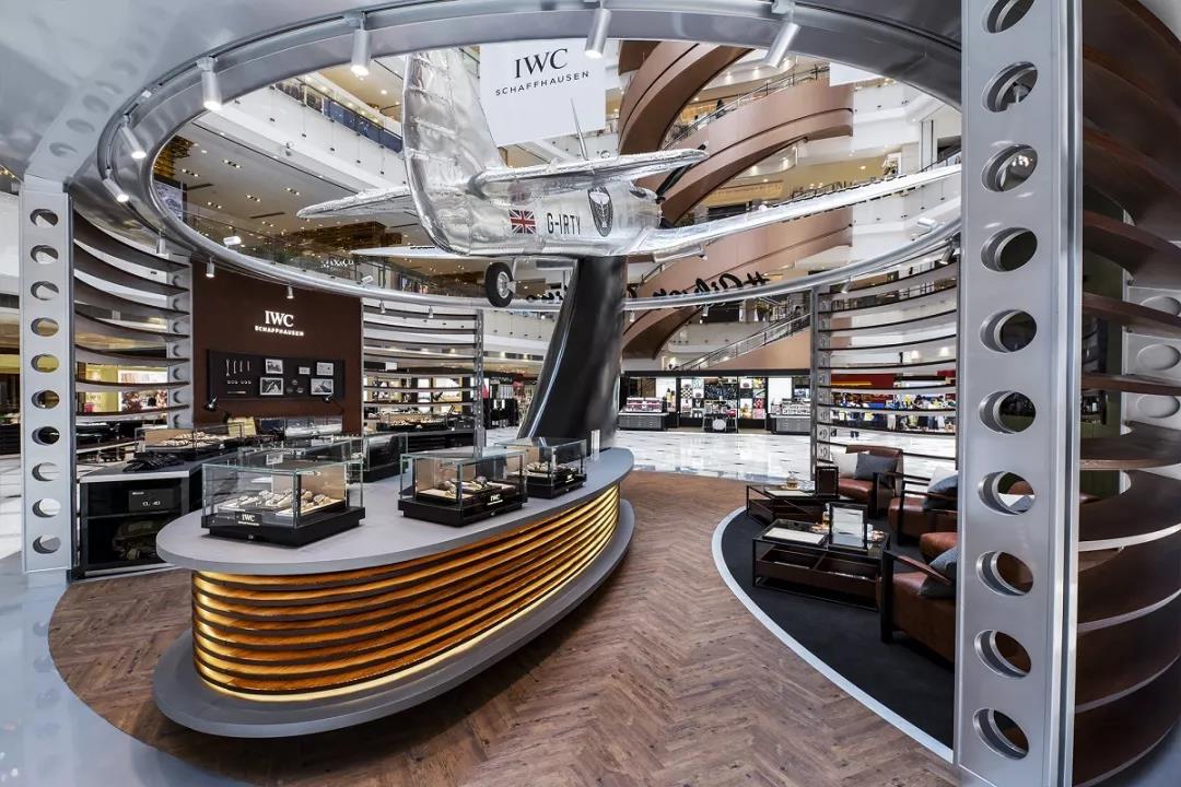 快闪展览活动竟策划了一架银翼喷火战斗机，高贵雅致与机械质感扑面而来