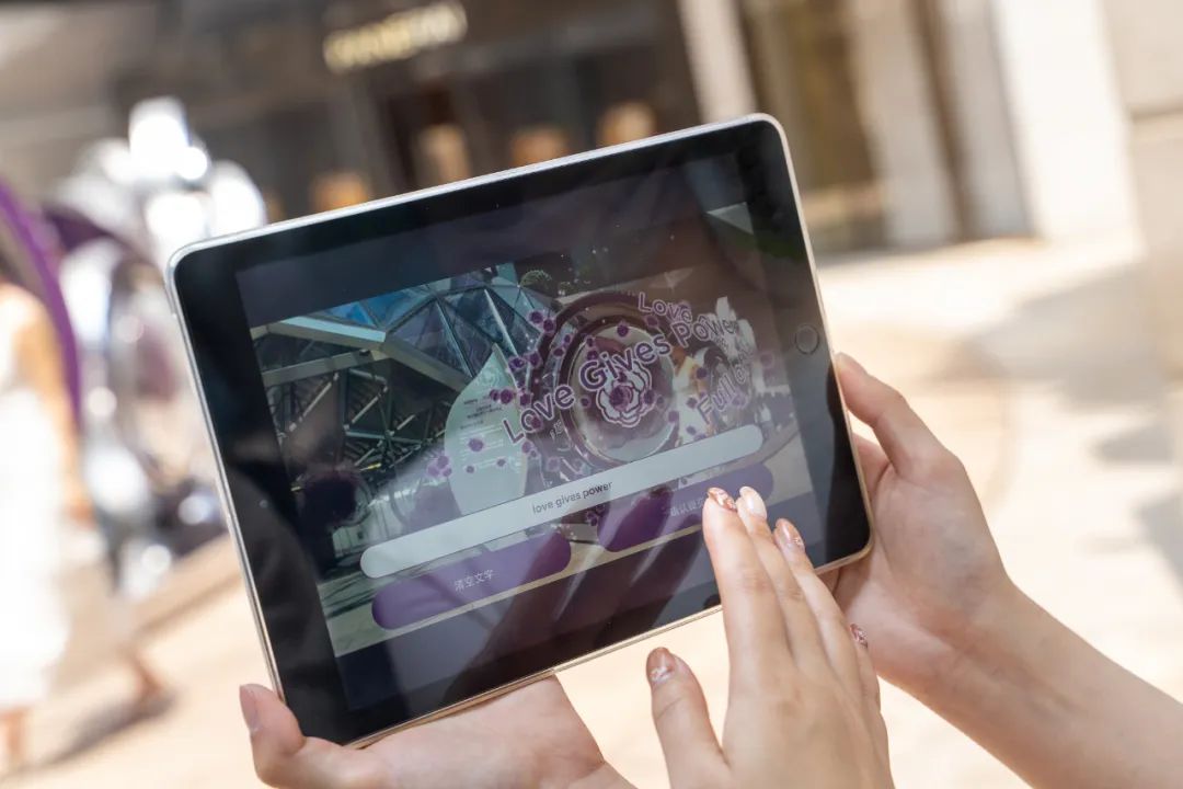 魔都这个黑玫瑰美妆快闪店展览活动占据了五一假期的眼球