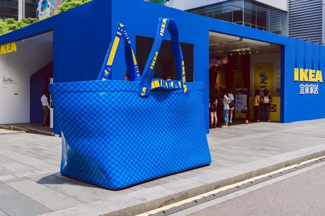 宜家快闪店展览活动自带吸睛特效,蓝色购物袋甚是撩人