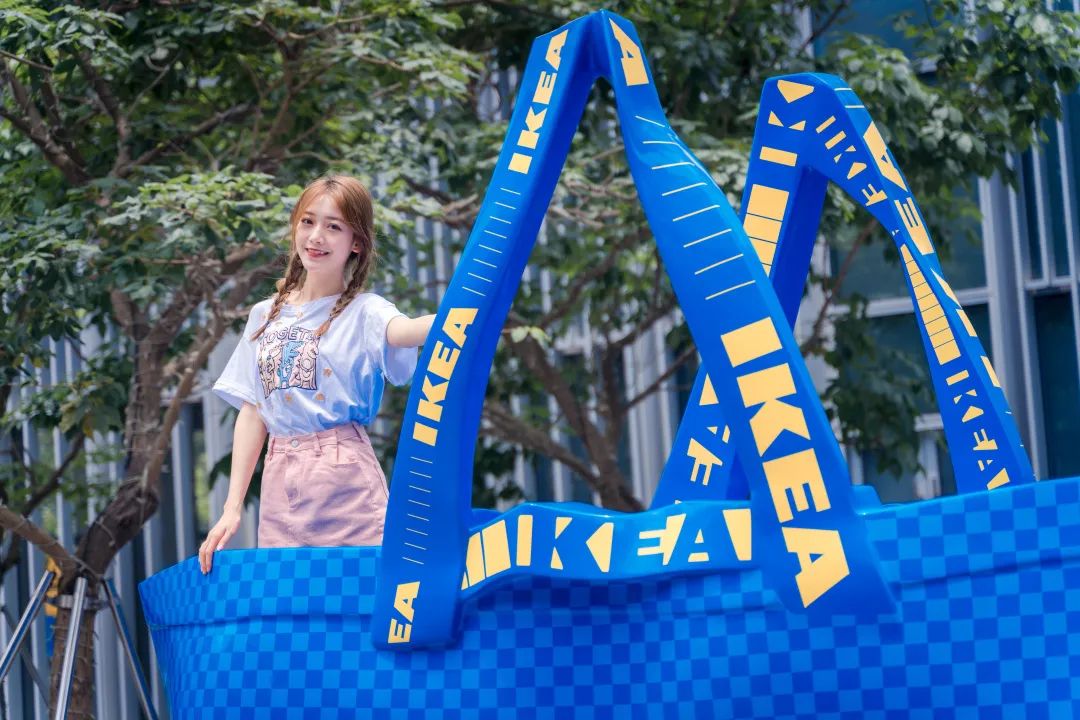 宜家快闪店展览活动自带吸睛特效,蓝色购物袋甚是撩人