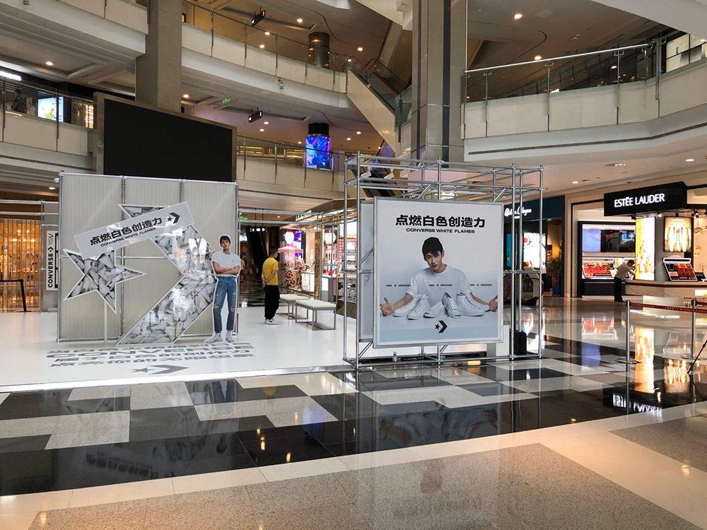 白色火焰快闪店展览活动的火焰“烧”得很旺，还能现场个性化定制