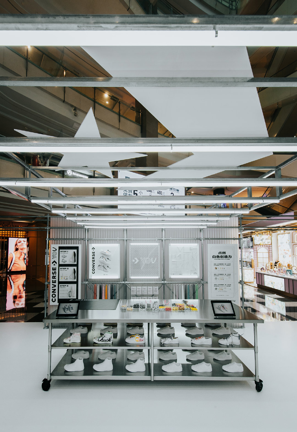 白色火焰快闪店展览活动的火焰“烧”得很旺,还能现场个性化定制