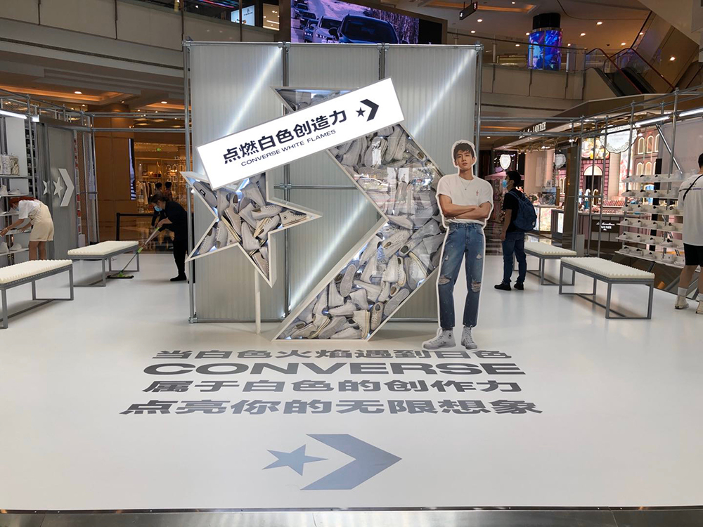 白色火焰快闪店展览活动的火焰“烧”得很旺,还能现场个性化定制