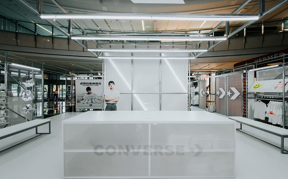 白色火焰快闪店展览活动的火焰“烧”得很旺,还能现场个性化定制