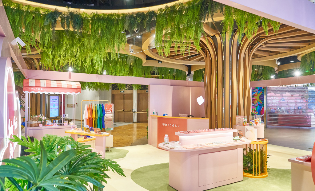 粉色主题的室内美妆快闪店活动烂漫开展，粉嫩色彩策划真甜