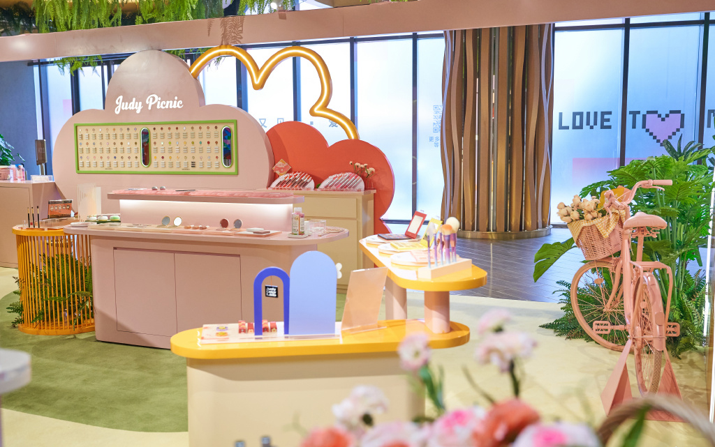 粉色主题的室内美妆快闪店活动烂漫开展，粉嫩色彩策划真甜