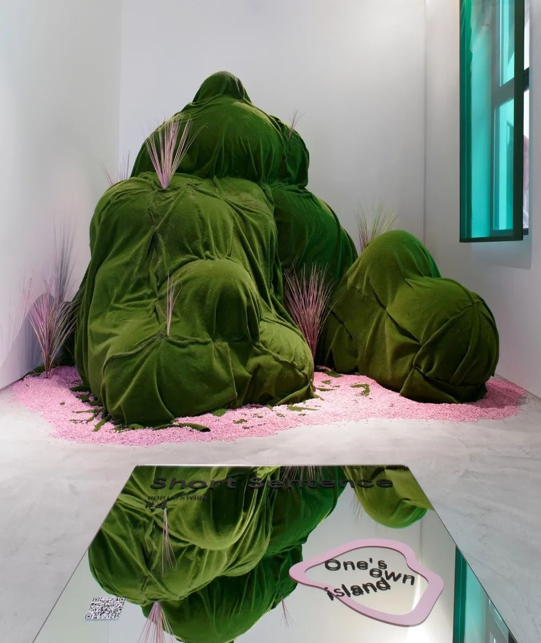 夏日岛屿主题的快闪店展览活动从入口处就打造了“登岛”的氛围