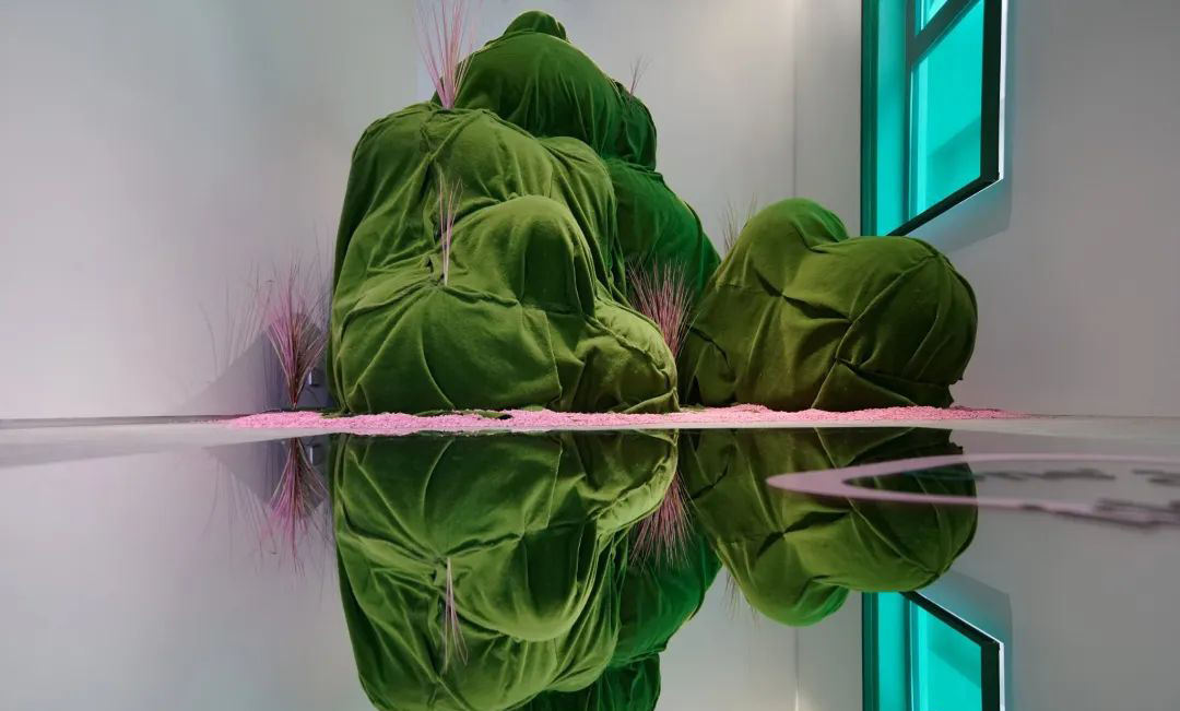 夏日岛屿主题的快闪店展览活动从入口处就打造了“登岛”的氛围