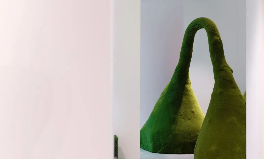 夏日岛屿主题的快闪店展览活动从入口处就打造了“登岛”的氛围