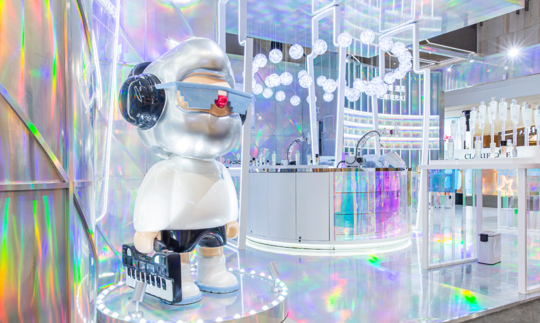 兰蔻联名潮玩IP开启快闪展览活动，策划人生极光炫彩时刻