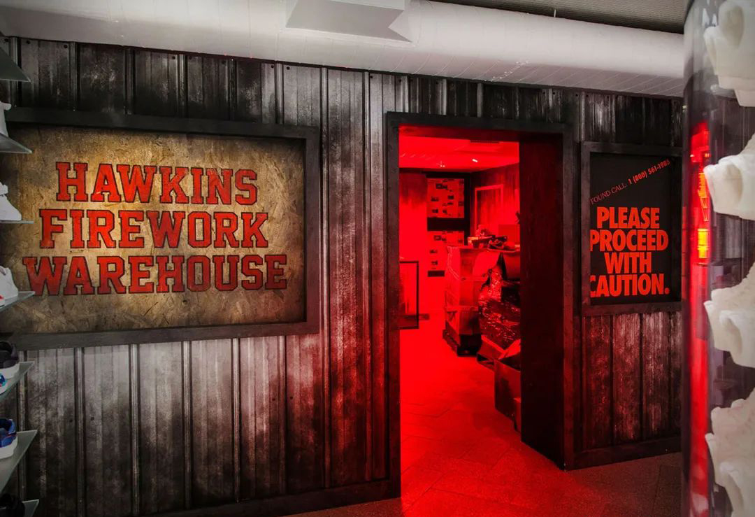 NIKE与STRANGER THINGS联名快闪活动策划的“炸毁”元素够燃