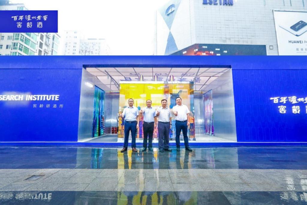 横在市井之中的窖龄酒快闪店活动策划的蓝色风暴太劲爆了