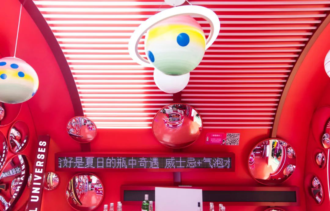 巨型瓶快闪店活动策划自带气场,颜值到口味都秒“鲨”你心