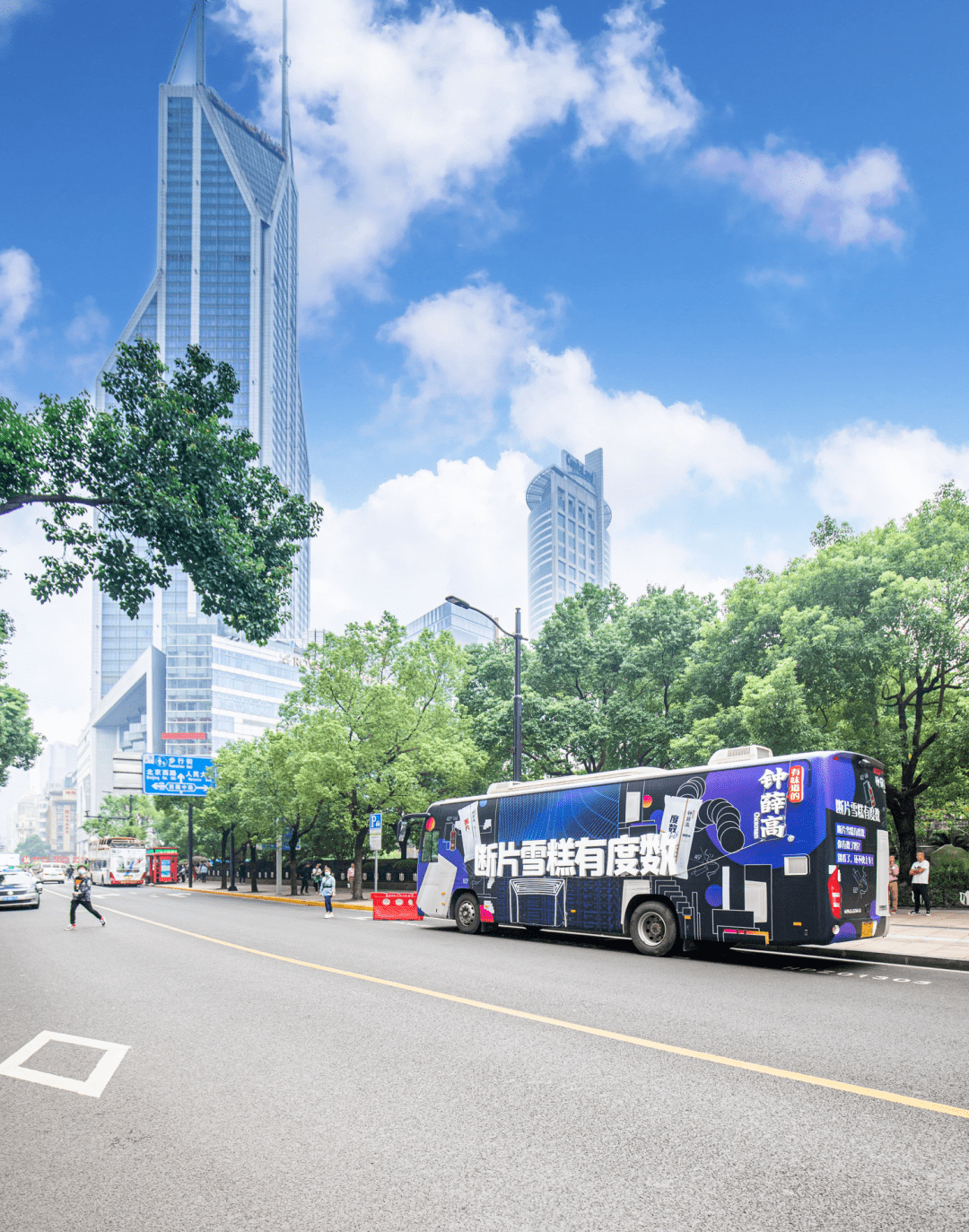 钟薛高快闪店活动策划的潮人大巴秒变魔都街头靓丽的风景线