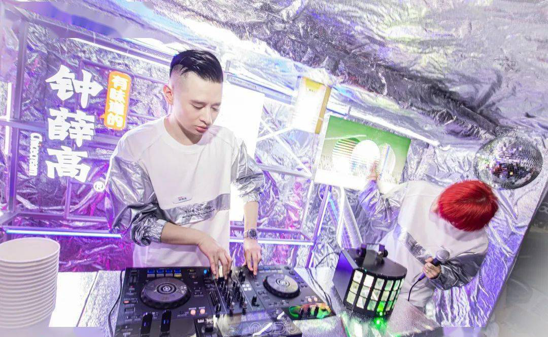 钟薛高快闪店活动策划的潮人大巴秒变魔都街头靓丽的风景线