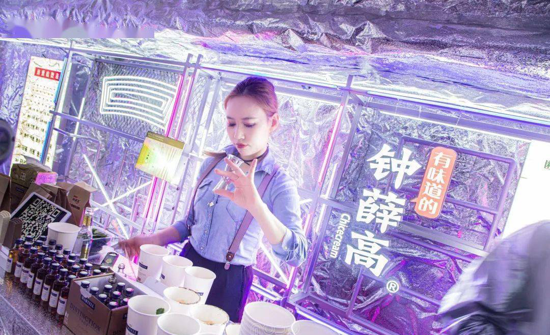 钟薛高快闪店活动策划的潮人大巴秒变魔都街头靓丽的风景线