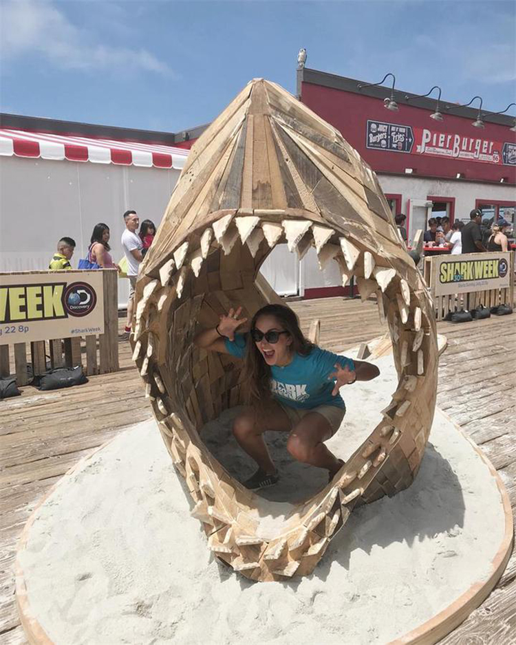 探索频道「鲨鱼周」30周年的推广活动策划了一场鲨鱼艺术装置