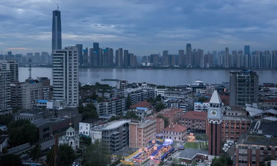 百年历史建筑包围中的快闪市集活动策划是现代与古典的对比并置