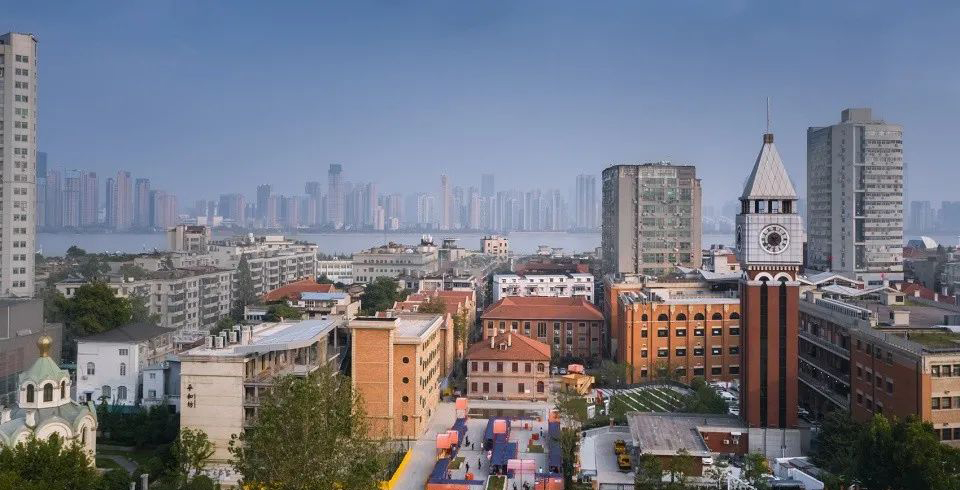 百年历史建筑包围中的快闪市集活动策划是现代与古典的对比并置