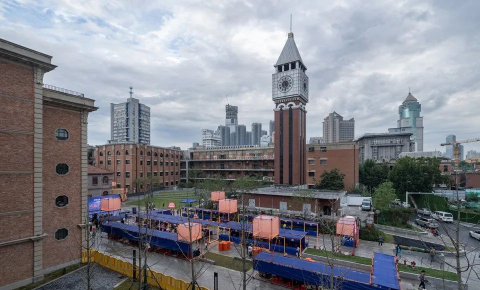 百年历史建筑包围中的快闪市集活动策划是现代与古典的对比并置