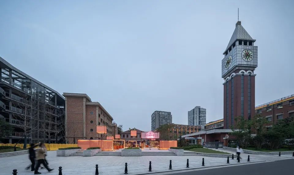 百年历史建筑包围中的快闪市集活动策划是现代与古典的对比并置