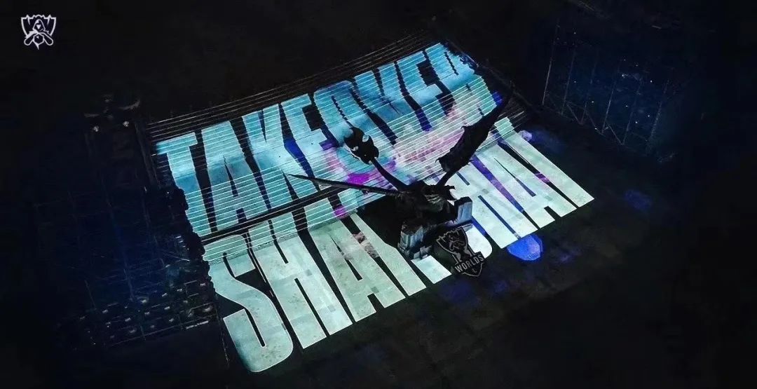 英雄联盟全球总决赛陆家嘴的线下助威活动策划的巨龙,霸气