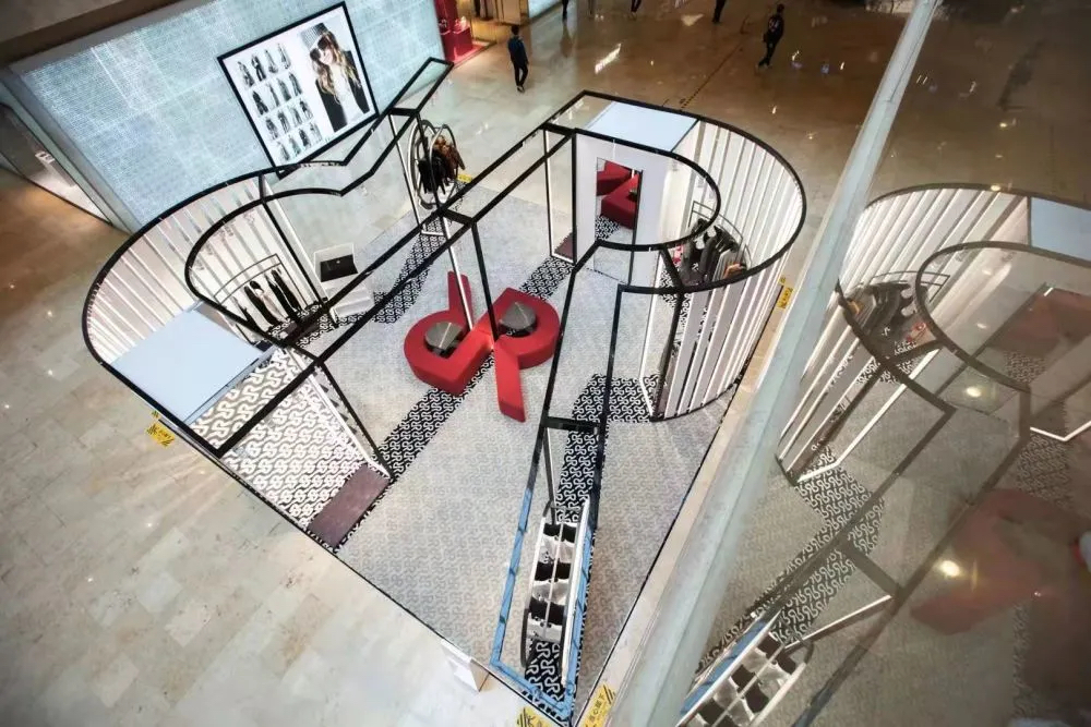 潮奢品牌RARE快闪活动策划黑白撞色搭建了冷暖平衡的艺术感