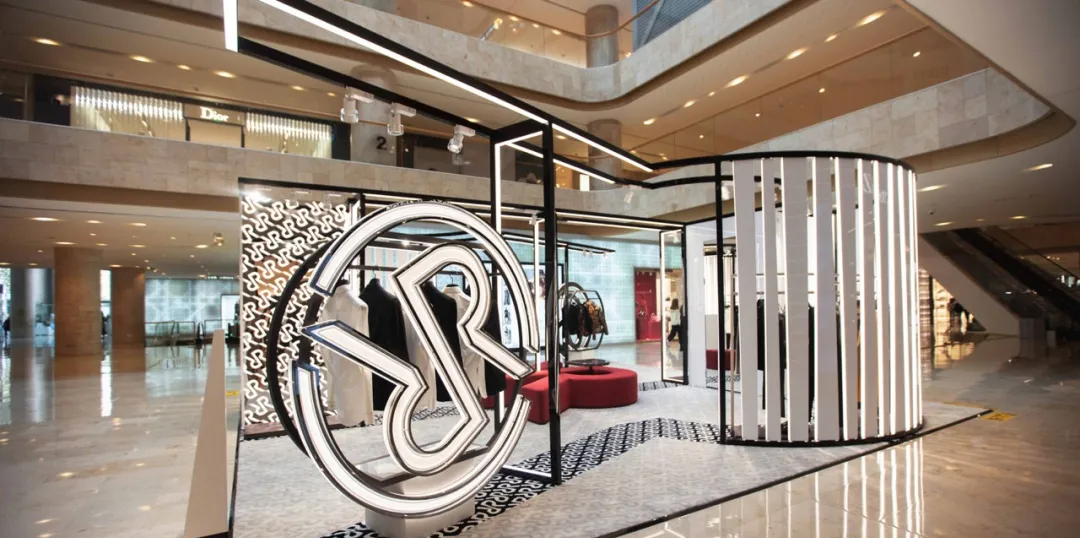 潮奢品牌RARE快闪活动策划黑白撞色搭建了冷暖平衡的艺术感