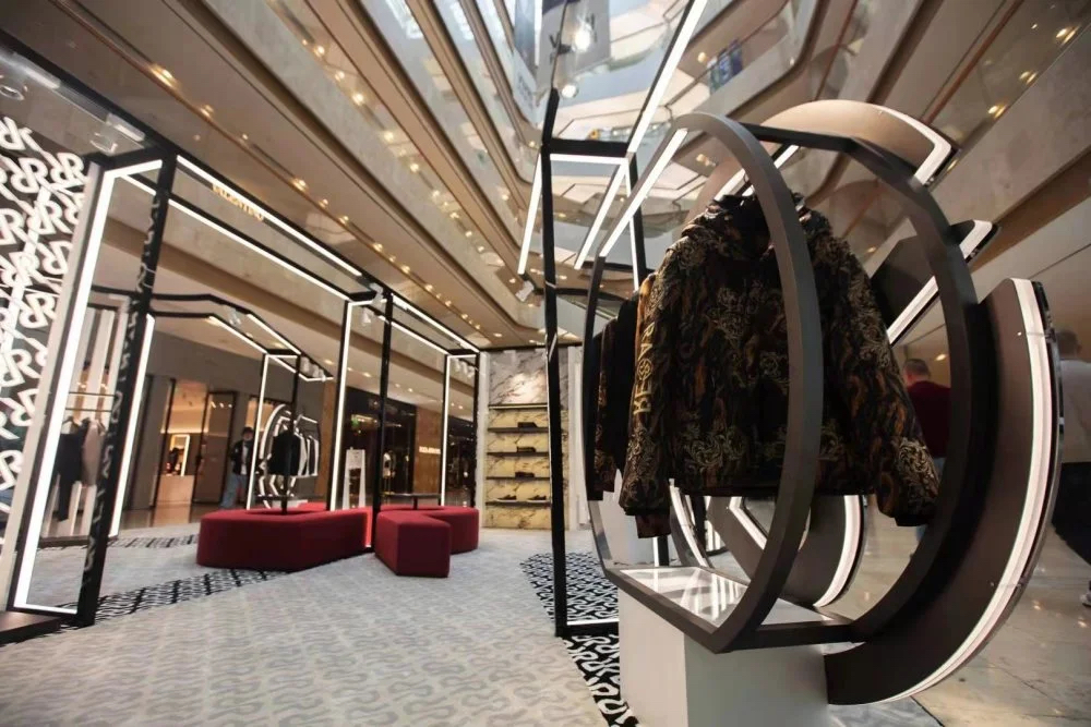 潮奢品牌RARE快闪活动策划黑白撞色搭建了冷暖平衡的艺术感