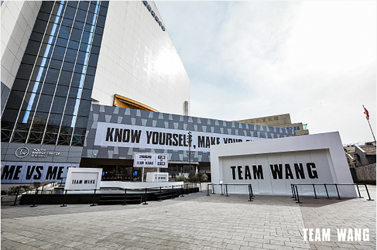 “ME vs ME”快闪店活动策划沿用机场传输带，强调沉浸式的体验感受