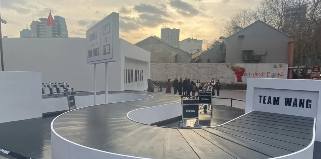 “ME vs ME”快闪店活动策划沿用机场传输带,强调沉浸式的体验感受