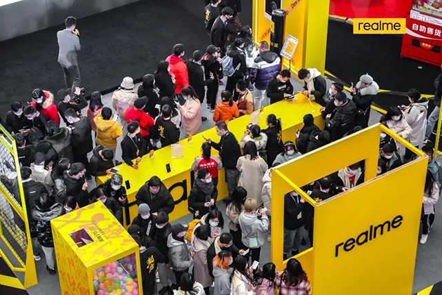 真我V15国潮锦鲤快闪活动策划现场富有科技感的国潮墙很吸睛