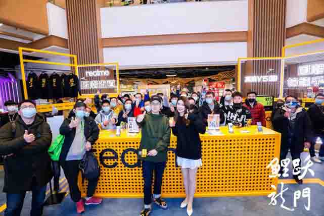 真我V15国潮锦鲤快闪活动策划现场富有科技感的国潮墙很吸睛