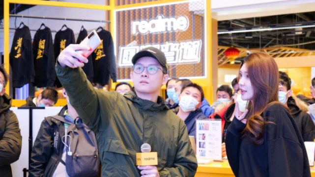 真我V15国潮锦鲤快闪活动策划现场富有科技感的国潮墙很吸睛