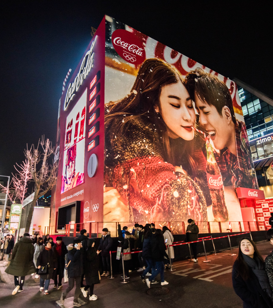 可口可乐红色巨型贩卖机快闪活动策划大放光彩，体验十足