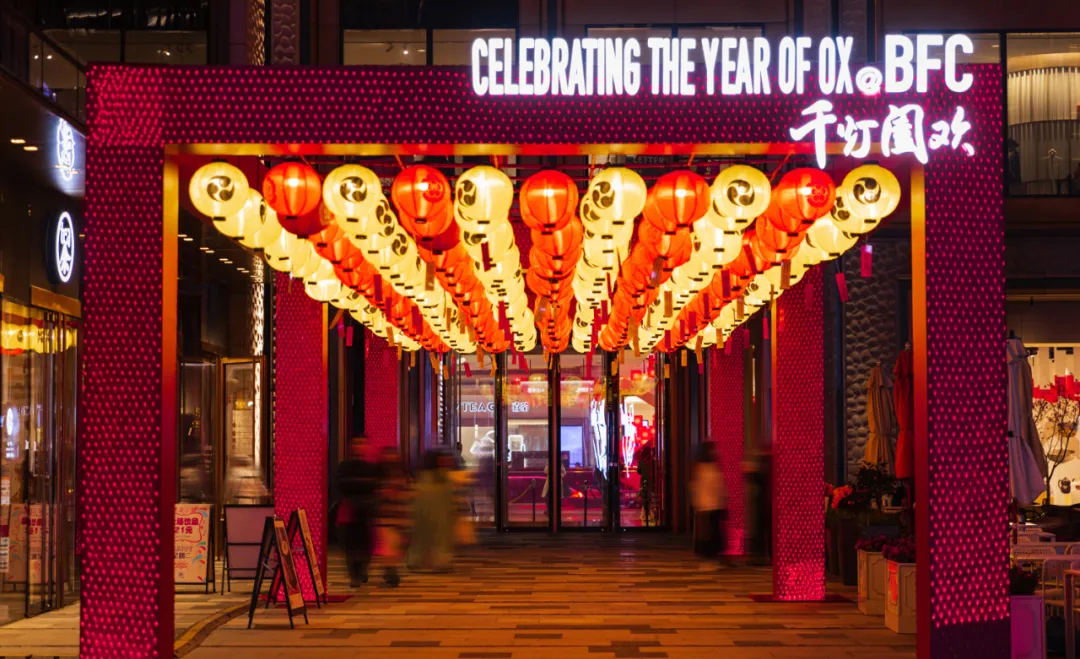 外表酷炫的“红”运楼竟是百威联合火锅店一起干的限时快闪活动策划，炸！