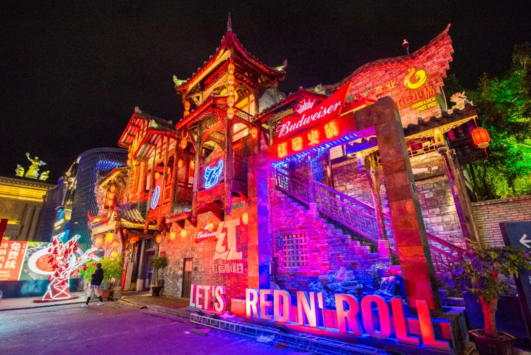 外表酷炫的“红”运楼竟是百威联合火锅店一起干的限时快闪活动策划,炸!