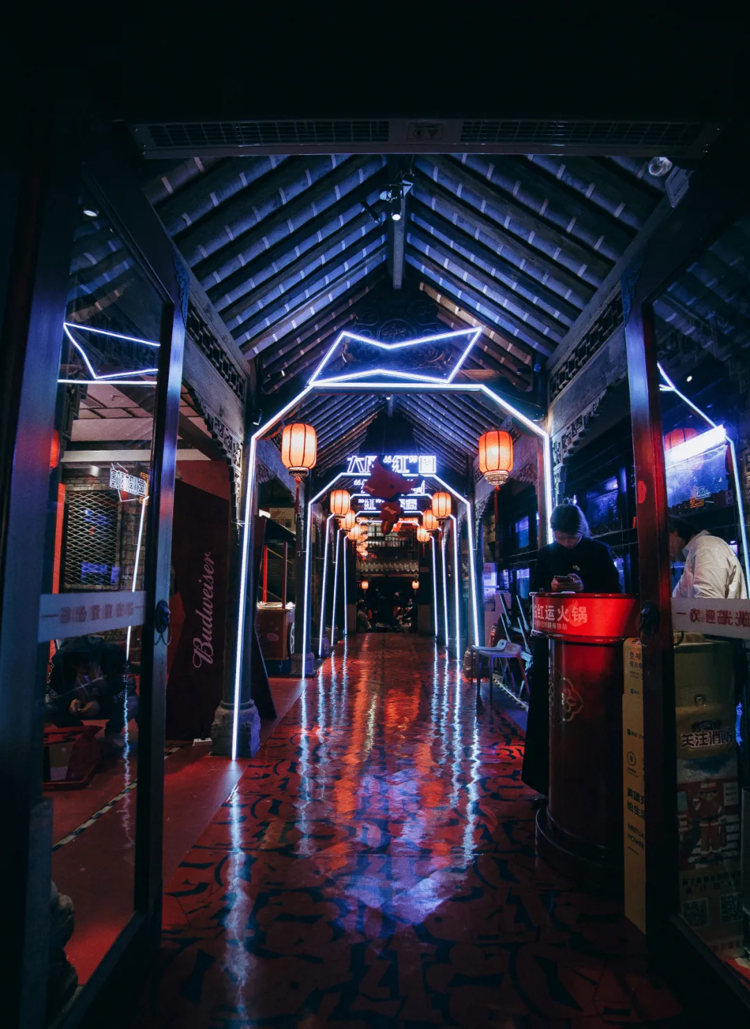 外表酷炫的“红”运楼竟是百威联合火锅店一起干的限时快闪活动策划,炸!