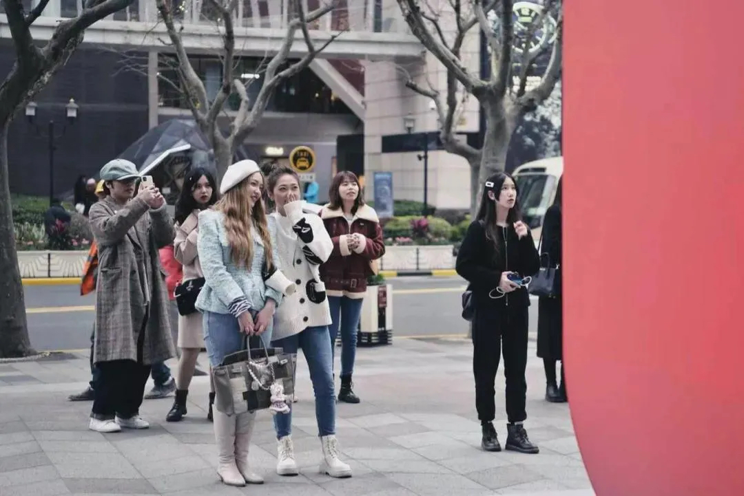 女神节天猫随心花快闪活动策划的互动弹幕艺术装置让你站出来看看