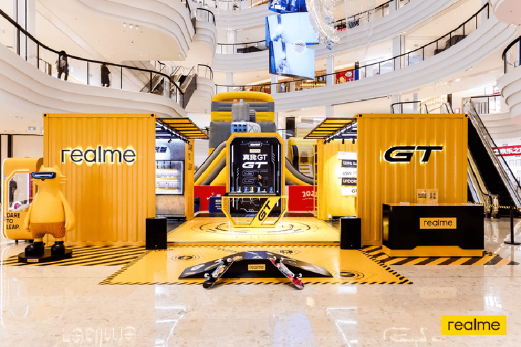 真我GT“全速战神快闪店”活动策划融入街头潮玩风格，活力奔放