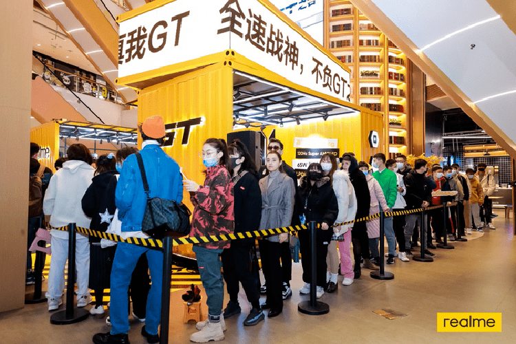 真我GT“全速战神快闪店”活动策划融入街头潮玩风格,活力奔放
