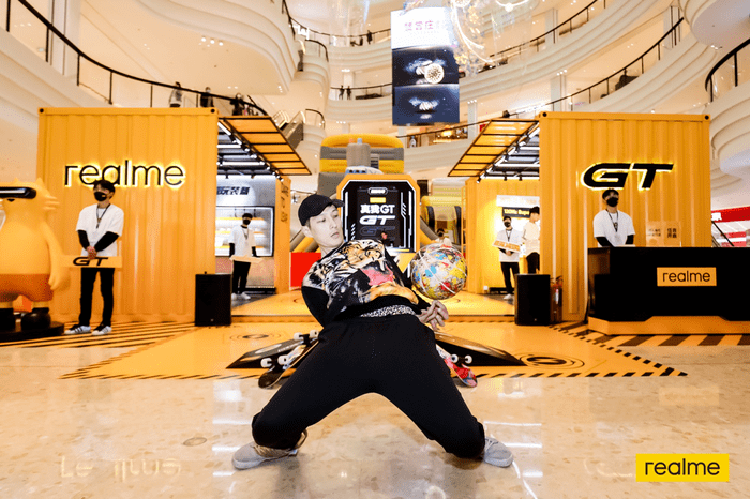 真我GT“全速战神快闪店”活动策划融入街头潮玩风格,活力奔放