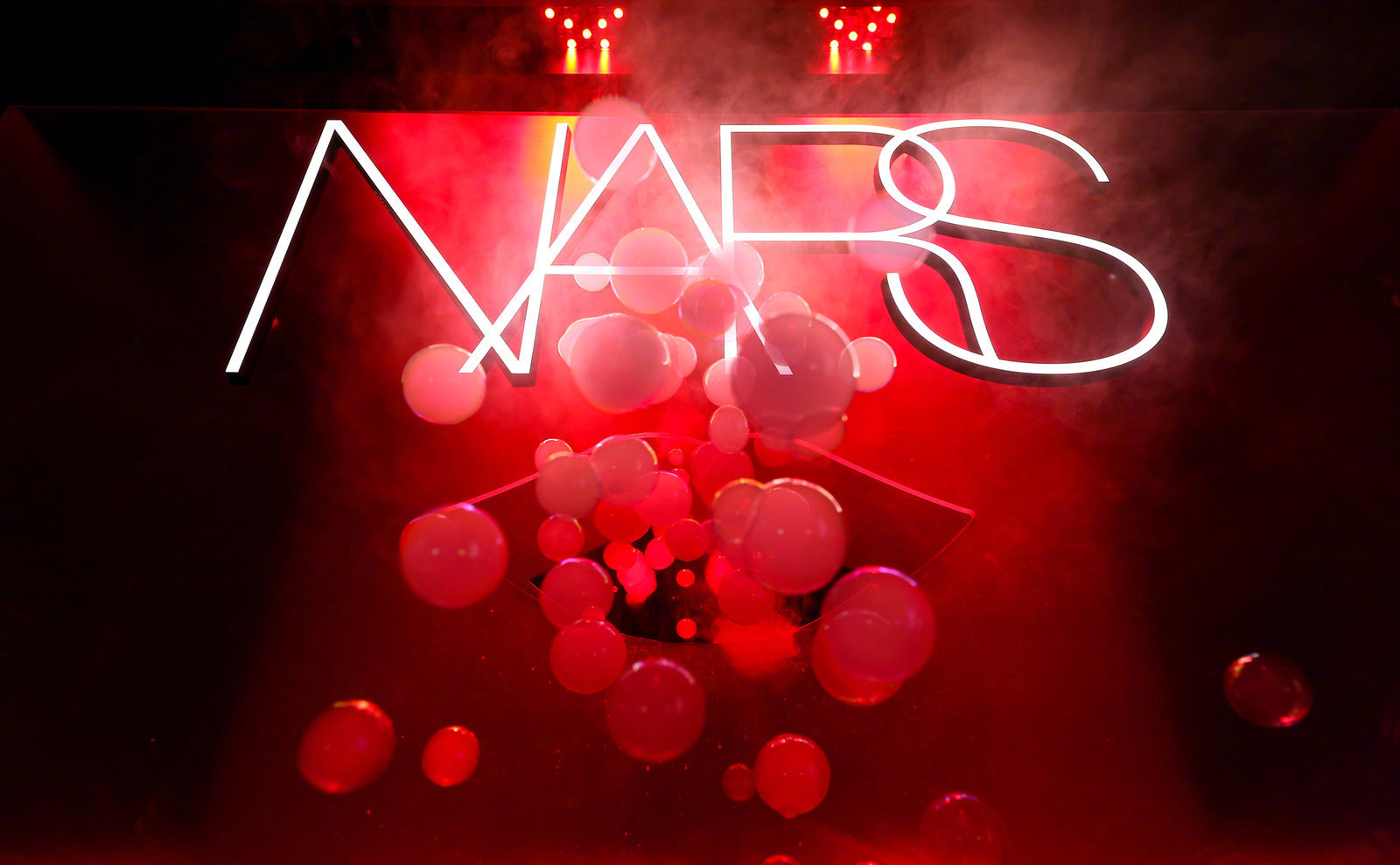 NARS首个「AIR MATTE飞吻空间站」快闪店活动策划创意斐然