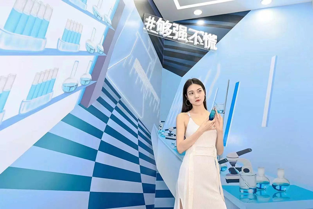碧欧泉快闪店活动策划的嫩肤实验室满屏的科技感，自带气场